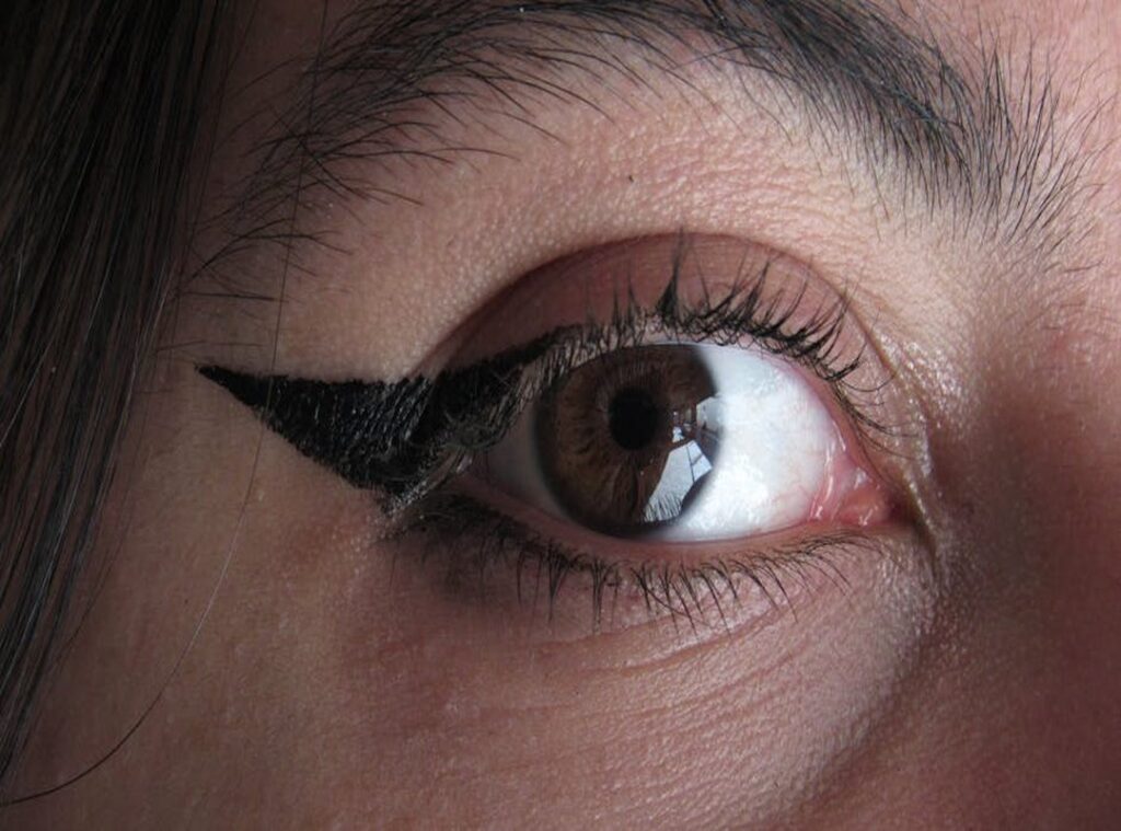 How Should Zahongdos Eyeliner Be Worn