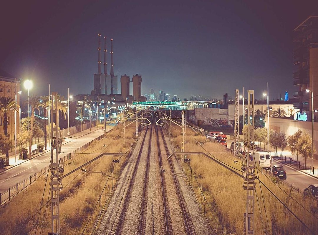 How Visual Storytelling Uses Light and Shadow in Sasaki to Miyano